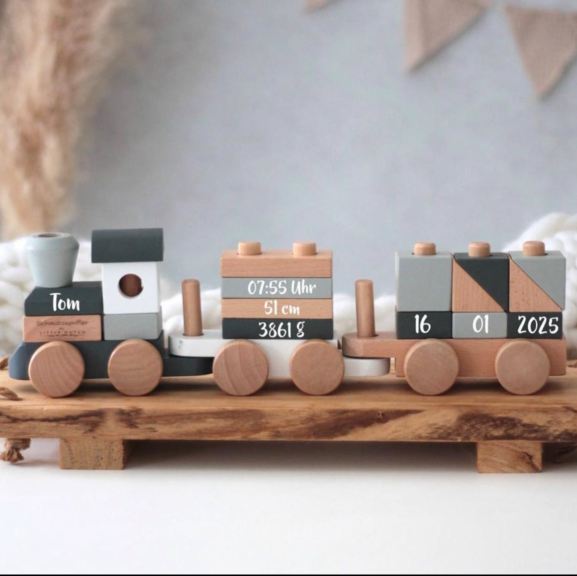 Personalisierter Holz-Zug zur Geburt mit Namen und Geburtsdaten – Holz-Eisenbahn