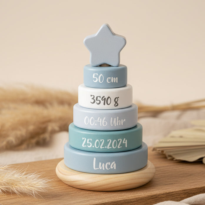 Personalisierter Stapelturm aus Holz mit Name Luca und Geburtsdaten als Geschenk zur Geburt in sanften Pastellfarben