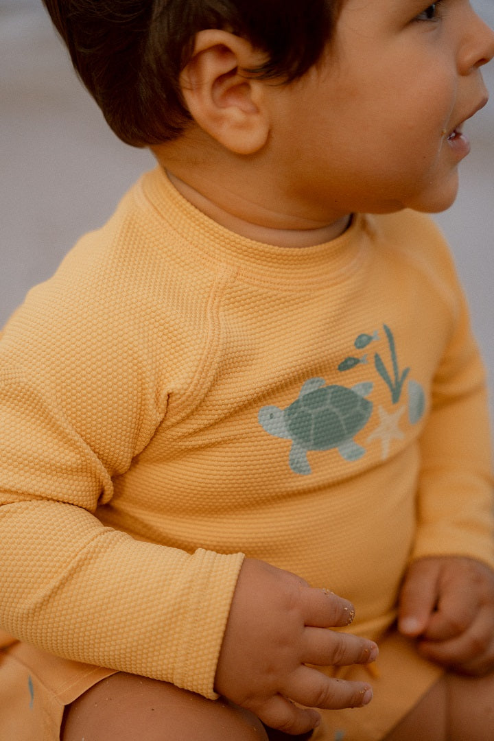 Langärmeliges Schwimmshirt Seashells Sunny Yellow | Little Dutch