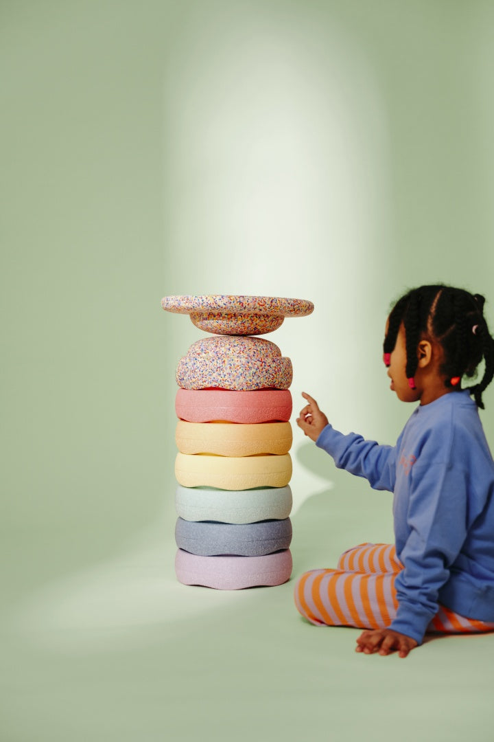 ANGEBOT-Set: Gratis Balance Board + Stapelstein Rainbow Set complete – pastel | Stapelstein
