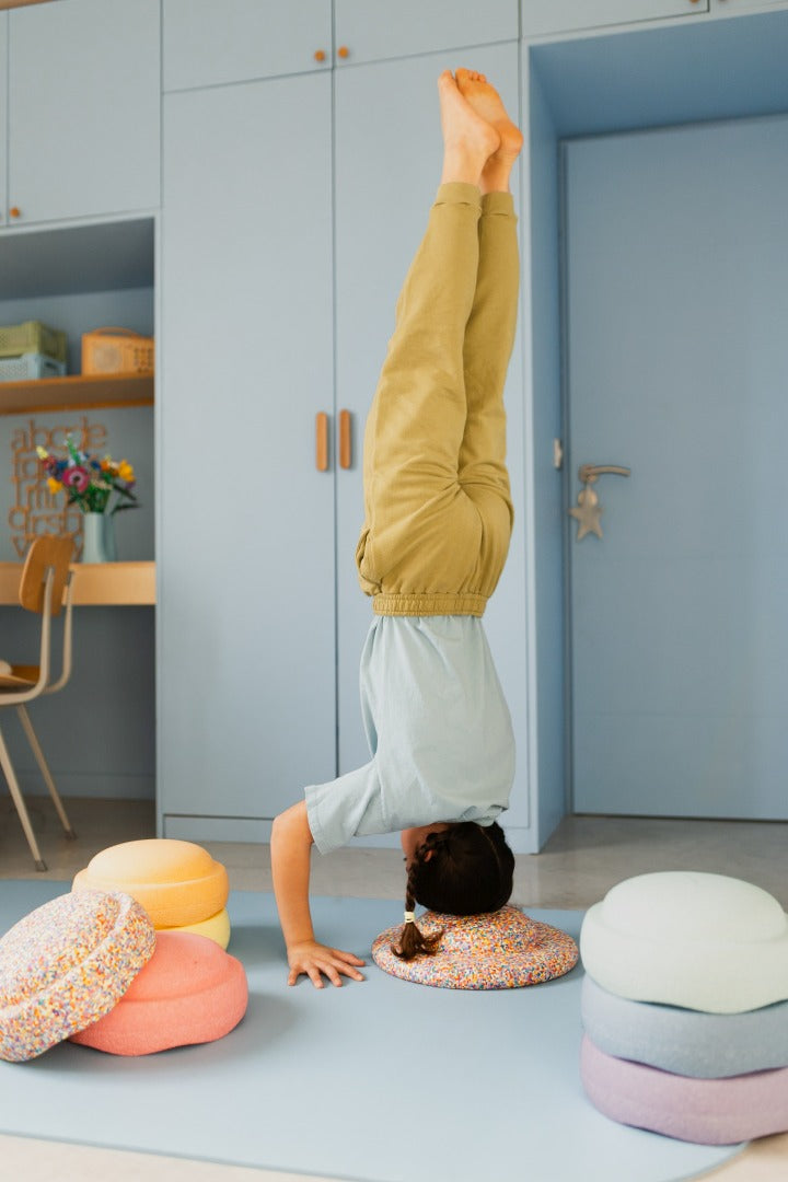 ANGEBOT-Set: Gratis Balance Board + Stapelstein Rainbow Set complete – pastel | Stapelstein