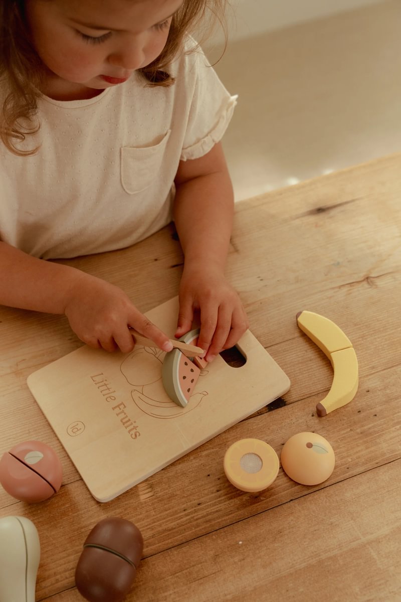 Cutting fruit | Little Dutch