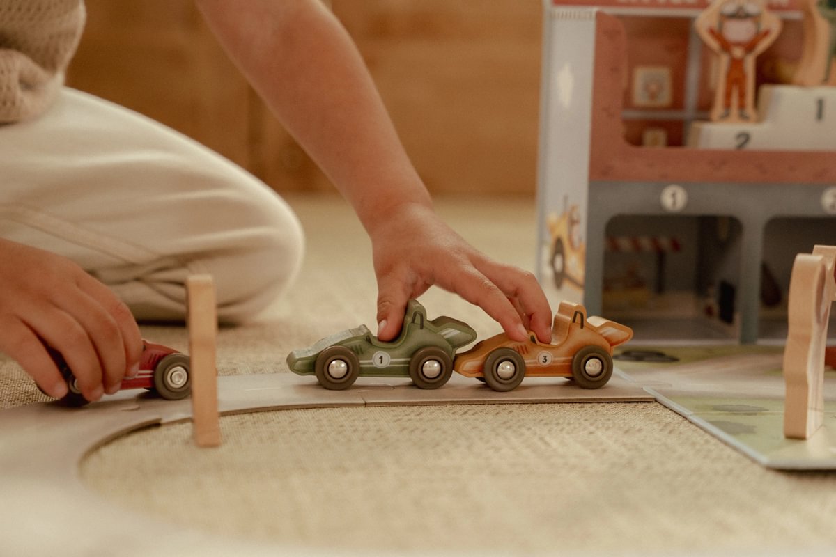Toy suitcase with race track | Little Dutch