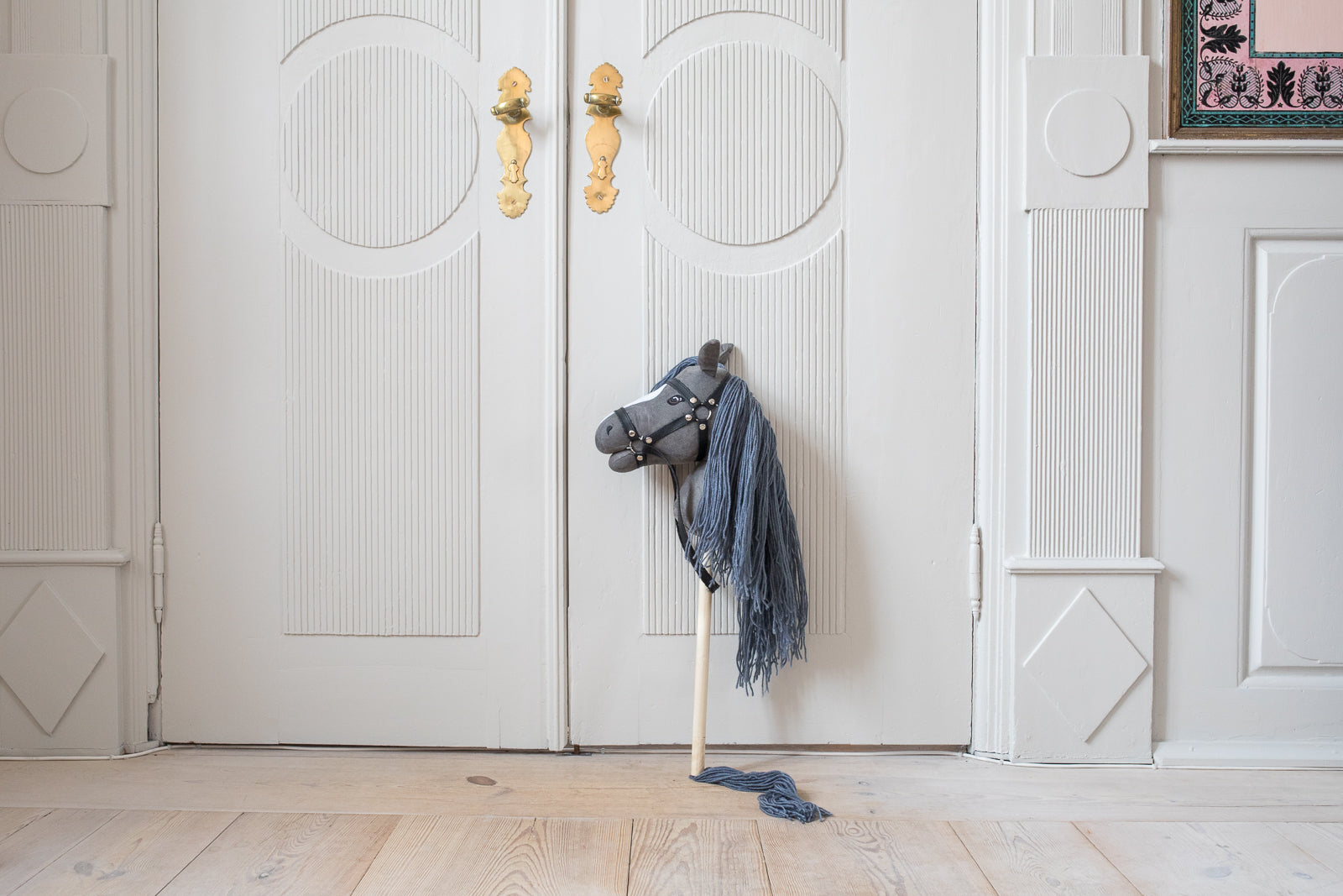 BY ASTRUP – HOBBY HORSE MIT OFFENEM MAUL (GRAU)