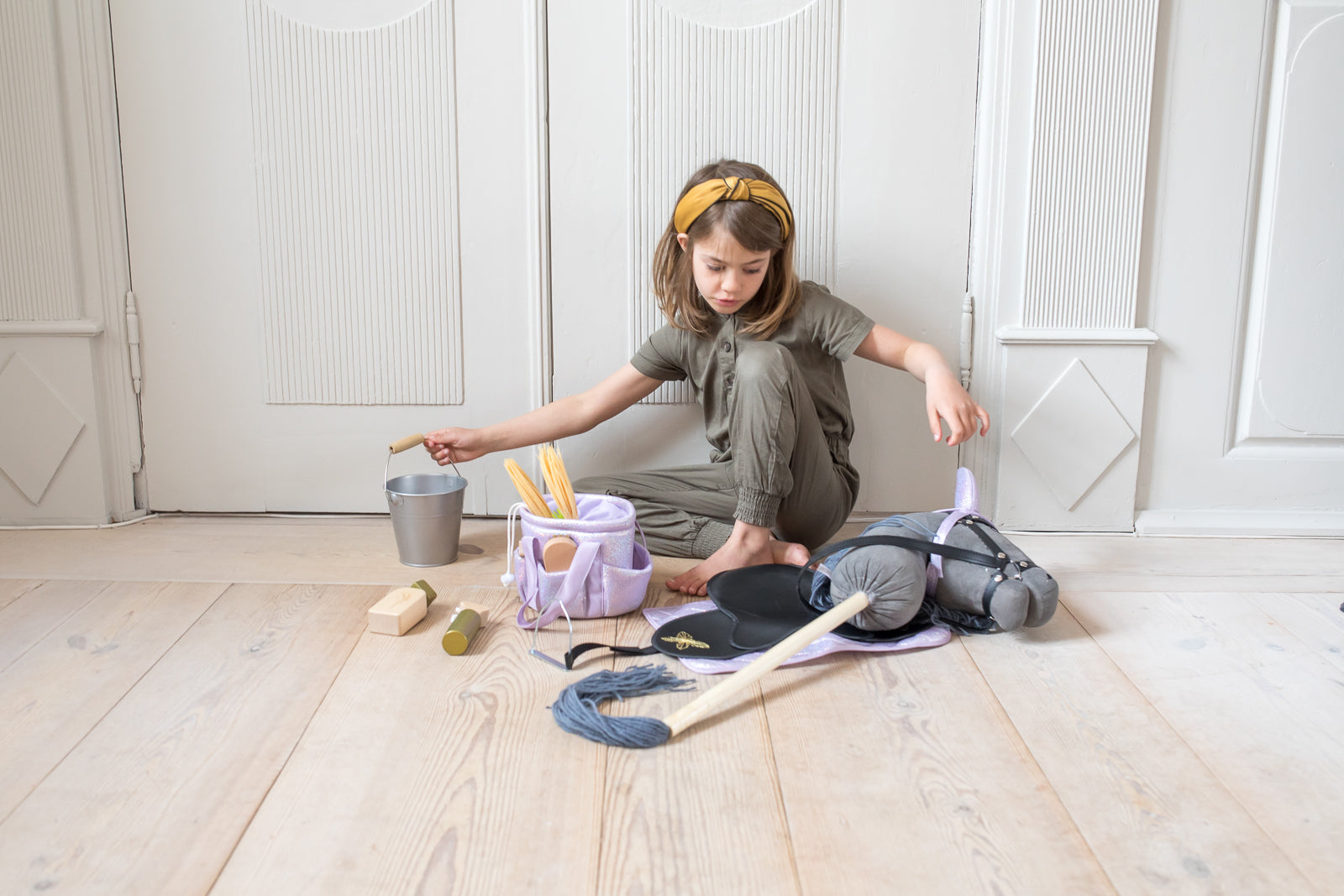 BY ASTRUP – HOBBY HORSE MIT OFFENEM MAUL (GRAU)