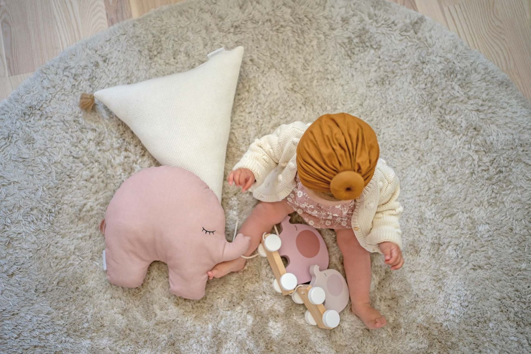 Pull-along wooden elephants, pink | JaBaDaBaDo