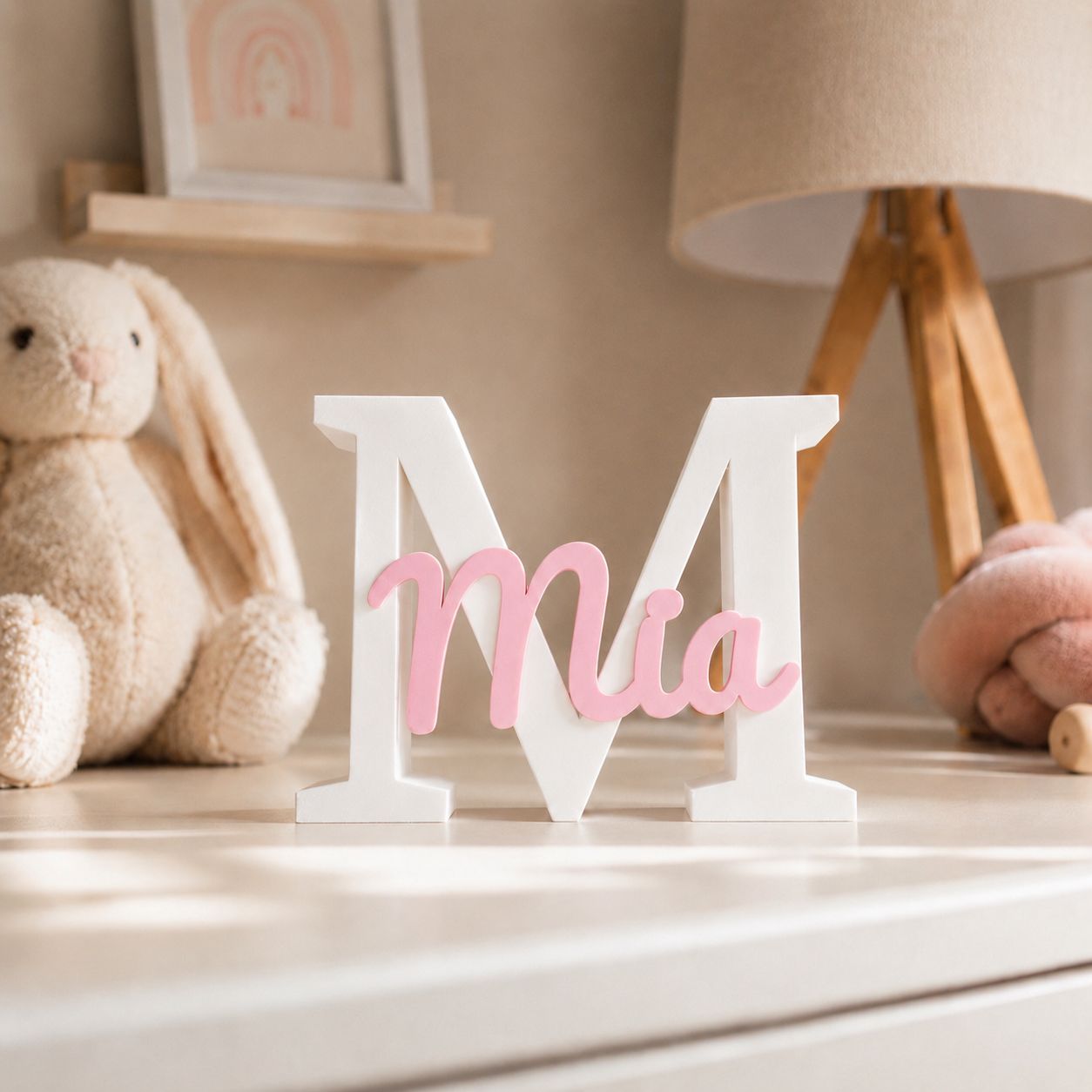 personalisiertes-3d-namensschild-mia-weisser-buchstabe-rosa-kinderzimmer-deko