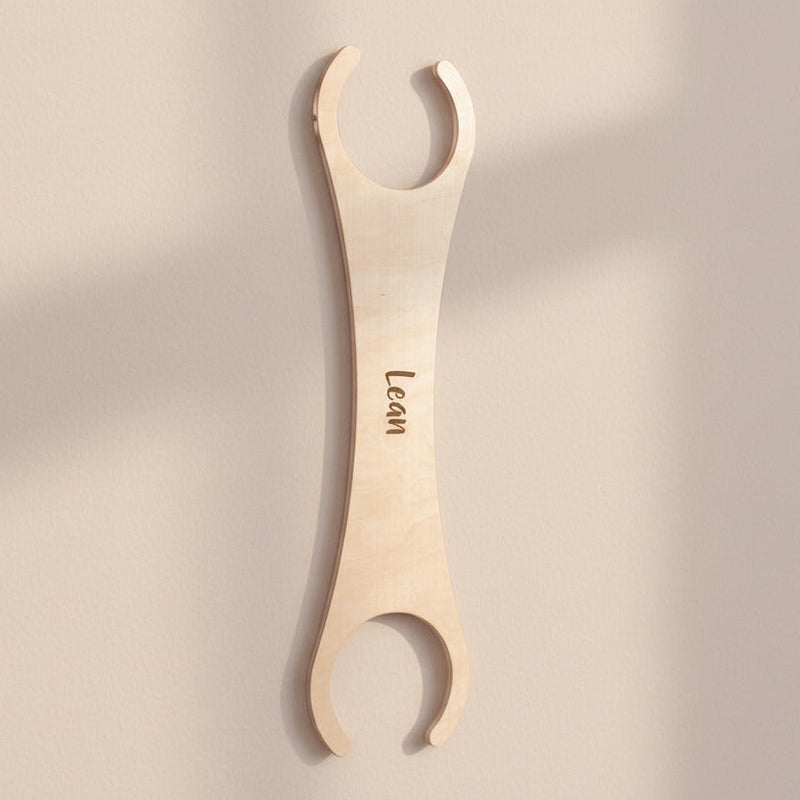 Personalisiertes tiSsi Balance Board geschwungen aus Holz mit Name Lean für Kinder, ideal für Balance, Motorik und aktives Spielen