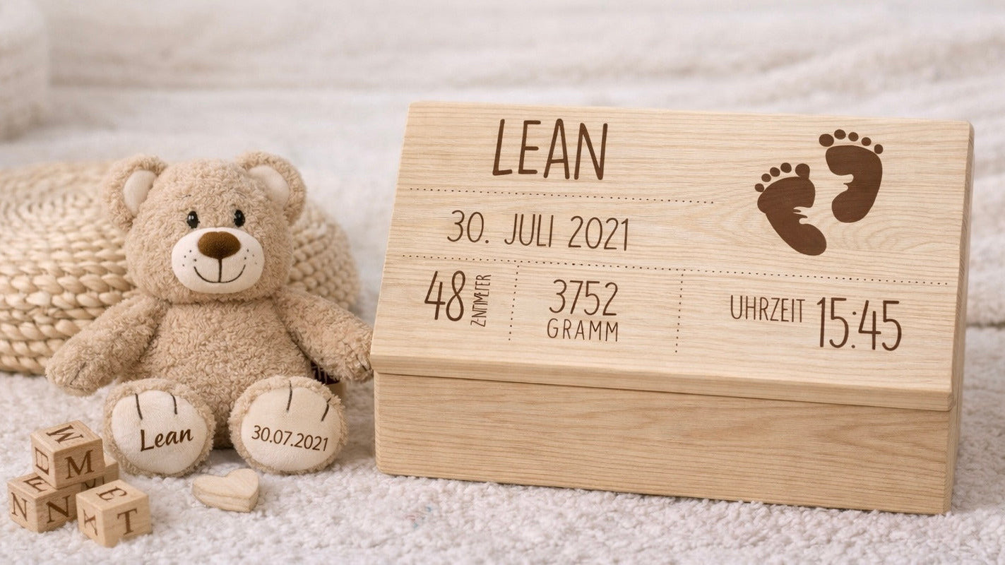 Personalisierte Erinnerungsbox mit Kuscheltier als liebevolles Babygeschenk zur Geburt, individuell gestaltet bei Schmatzepuffer