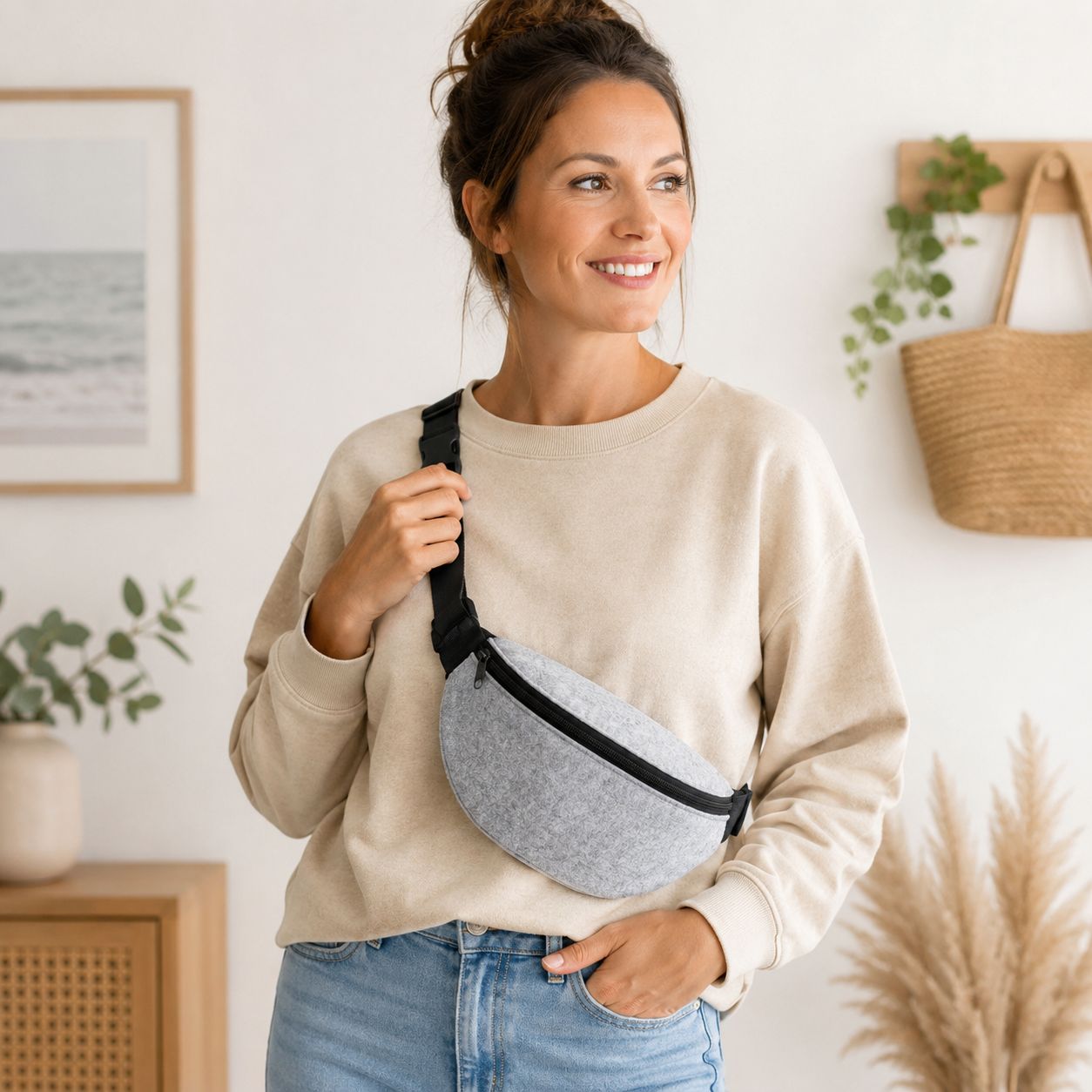 Junge Frau trägt eine hellgraue Filz Bauchtasche als Crossbody-Bag im Alltag – moderne, leichte Hüfttasche mit verstellbarem Gurt.