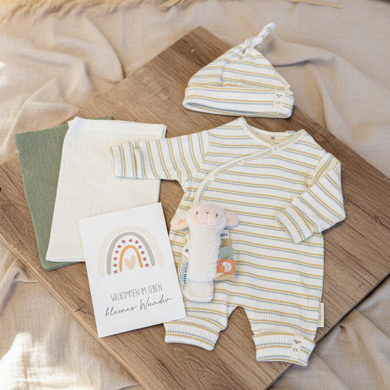 Liebevoll zusammengestelltes Frühchen Geschenkset mit gestreiftem Wickelstrampler, Mütze, Schnuffeltuch und Grußkarte in natürlichen Beige- und Grüntönen von Little Dutch, ideal zur Geburt eines Babys