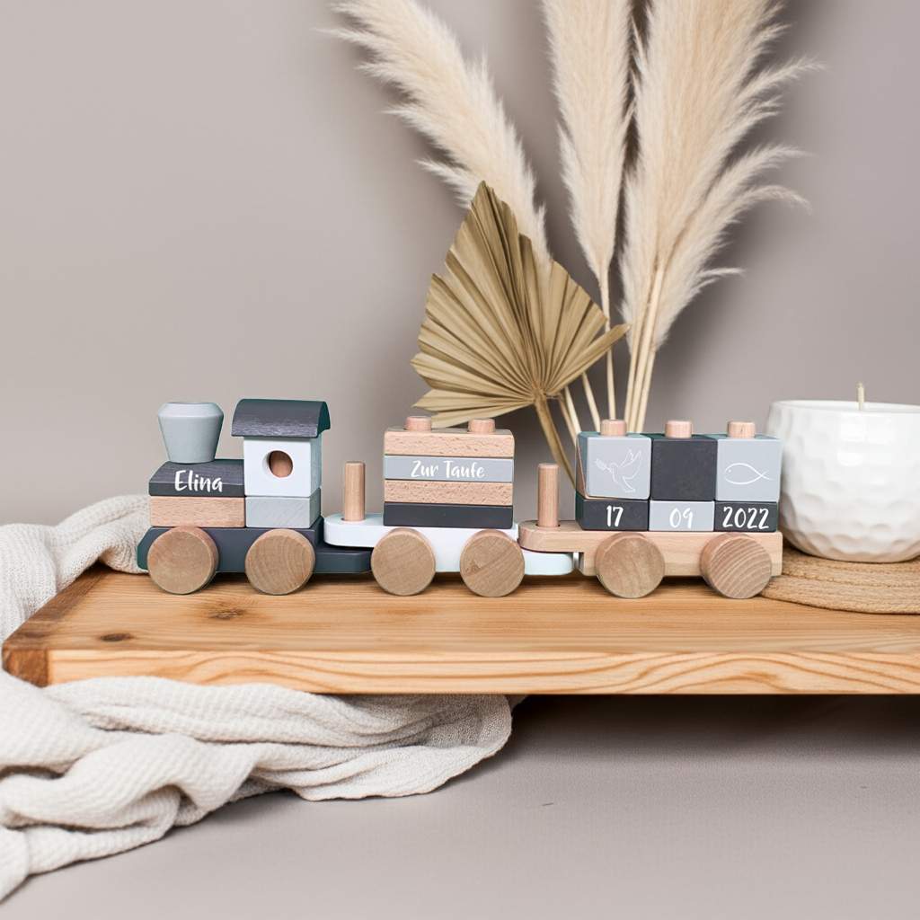 Personalisierter Holzzug mit Name und Taufdatum auf Holzbrett dekoriert – besonderes personalisiertes Geschenk zur Taufe für Babys von Schmatzepuffer