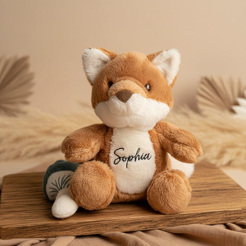 Personalisierter Kuscheltier Fuchs mit Name Sophia auf Sitzfläche mit warmem Sonnenlicht, weiches Stofftier als Geschenk für Baby