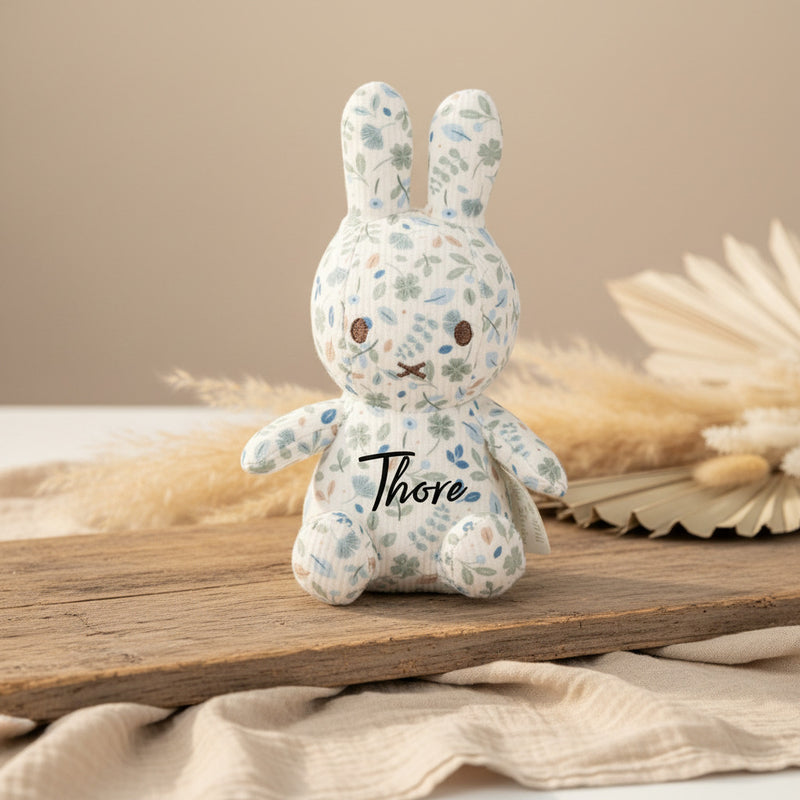 Kuscheltier Hase Lucky Leaves all-over-print, 15 cm x Miffy