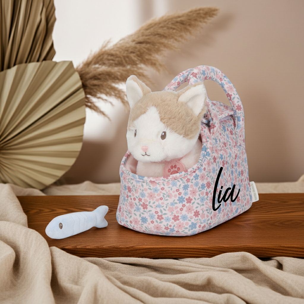 Personalisierte Kuscheltier Katze im kleinen Kinder-Rucksack mit Name – liebevolles Babygeschenk und Geschenk zur Geburt, personalisiert bei Schmatzepuffer