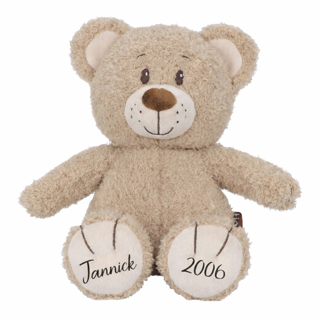 Beiges Kuscheltier mit aufgesticktem Namen „Jannick“ und dem Geburtsjahr 2006 auf den Pfoten, personalisiertes Geschenk für Kinder