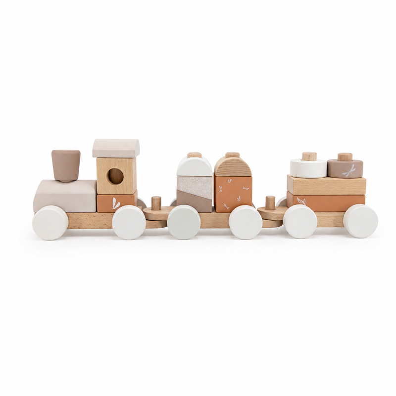 Label Label Stapelzug aus Holz in Nougat als Motorikspielzeug für Kinder mit Lokomotive und zwei Waggons in Seitenansicht
