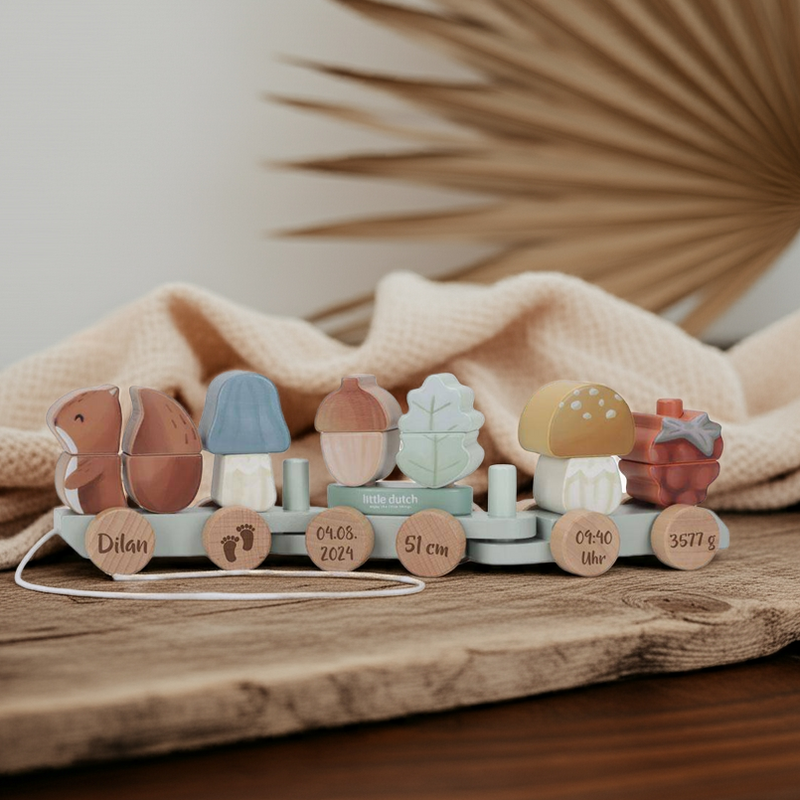 Personalisierter Holz Zug mit Geburtsdaten im Waldtiere Design mit Eichhörnchen Pilzen und gravierten Holzscheiben als individuelles Babygeschenk zur Geburt von Schmatzepuffer