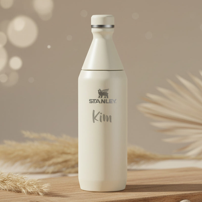 Personalisierte Edelstahl Trinkflasche in Creme mit Namen fuer kalte und warme Getraenke im Alltag und unterwegs
