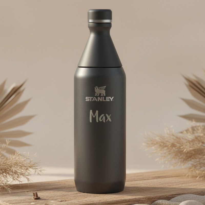Personalisierte schwarze Edelstahl Trinkflasche mit Namen fuer warme und kalte Getraenke im Alltag, Sport und unterwegs