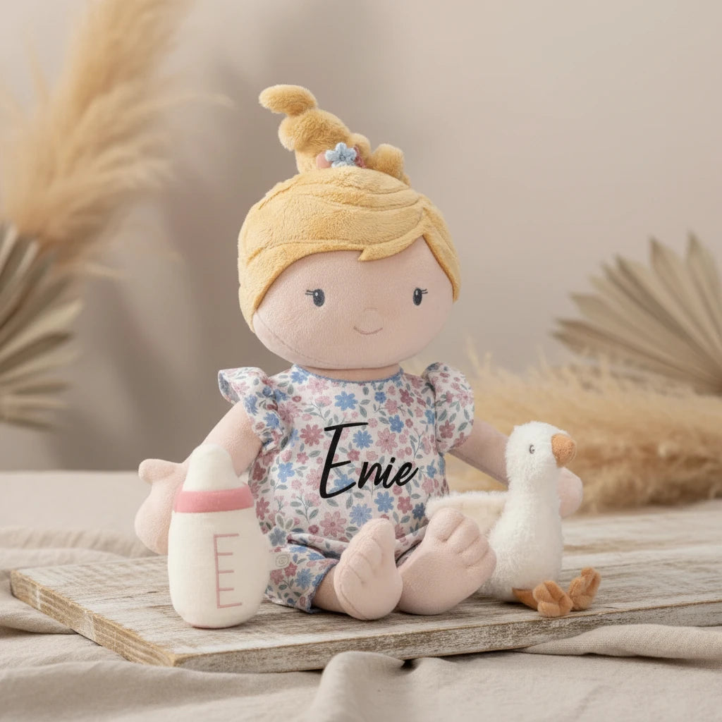 Personalisierte Kuschelpuppe für Babys mit Name als Geschenk zur Geburt im neutralen Kinderzimmer