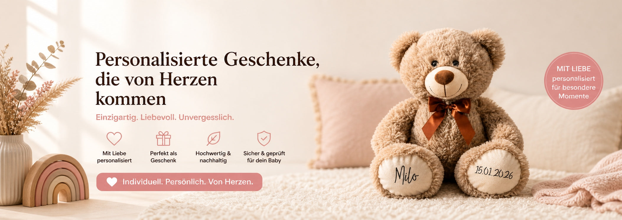 Personalisierter Teddybär mit Name und Wunschdatum als liebevolles Babygeschenk im warmen Heros-Banner von Schmatzepuffer