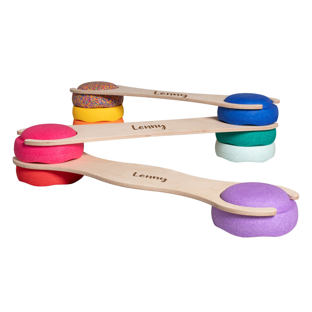 Personalisiertes tiSsi Stapelboard 3er Set mit Namen vor hellem Hintergrund, Balanceboard passend für Stapelsteine zur Förderung von Bewegung, Motorik und Gleichgewicht bei Kindern