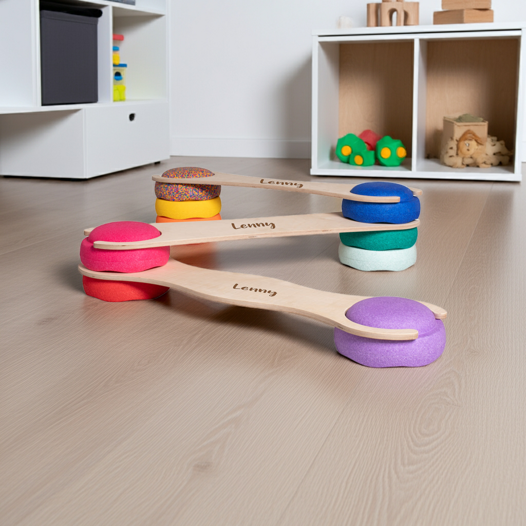 Personalisiertes tiSsi Stapelboard 3er Set mit Namen im Kinderzimmer, Balanceboard passend für Stapelsteine zur Förderung von Bewegung, Motorik und Gleichgewicht bei Kindern