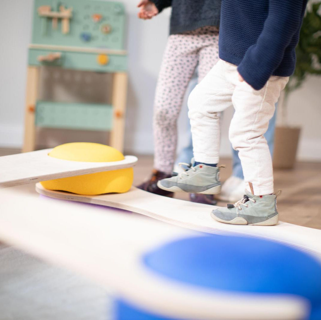 tiSsi Balance Board für Kinder beim Balancieren mit Stapelsteinen zur Förderung von Gleichgewicht, Motorik und Bewegung