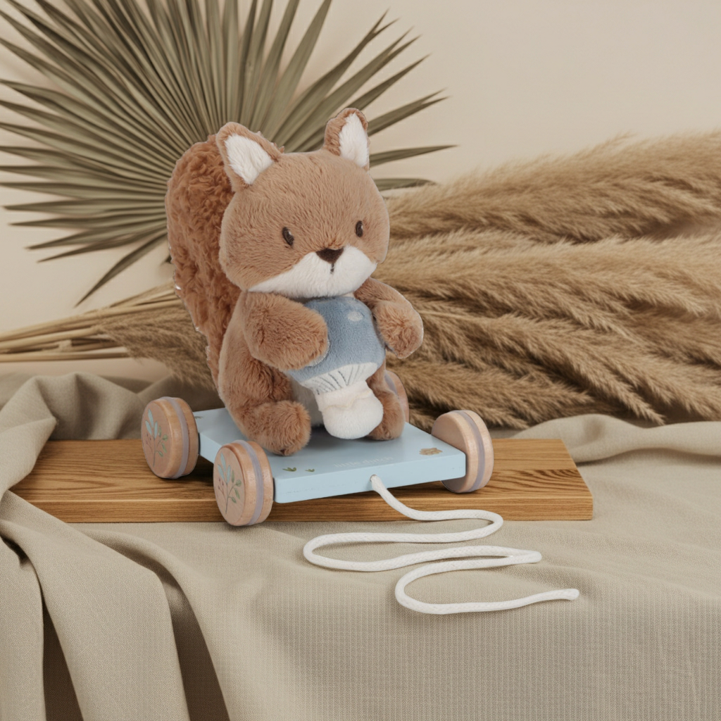 Pull-along toy squirrel | Little Dutch