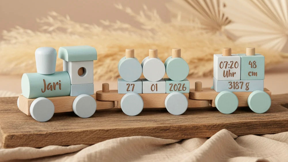 Personalisiertes Geschenk zur Geburt für Jungen – Holzzug mit Name und Geburtsdaten von Schmatzepuffer