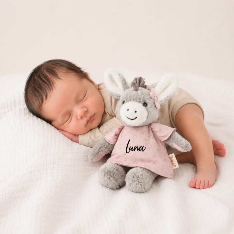 Schlafendes Neugeborenes mit personalisiertem Kuscheltier mit Namen als Geschenk zur Geburt