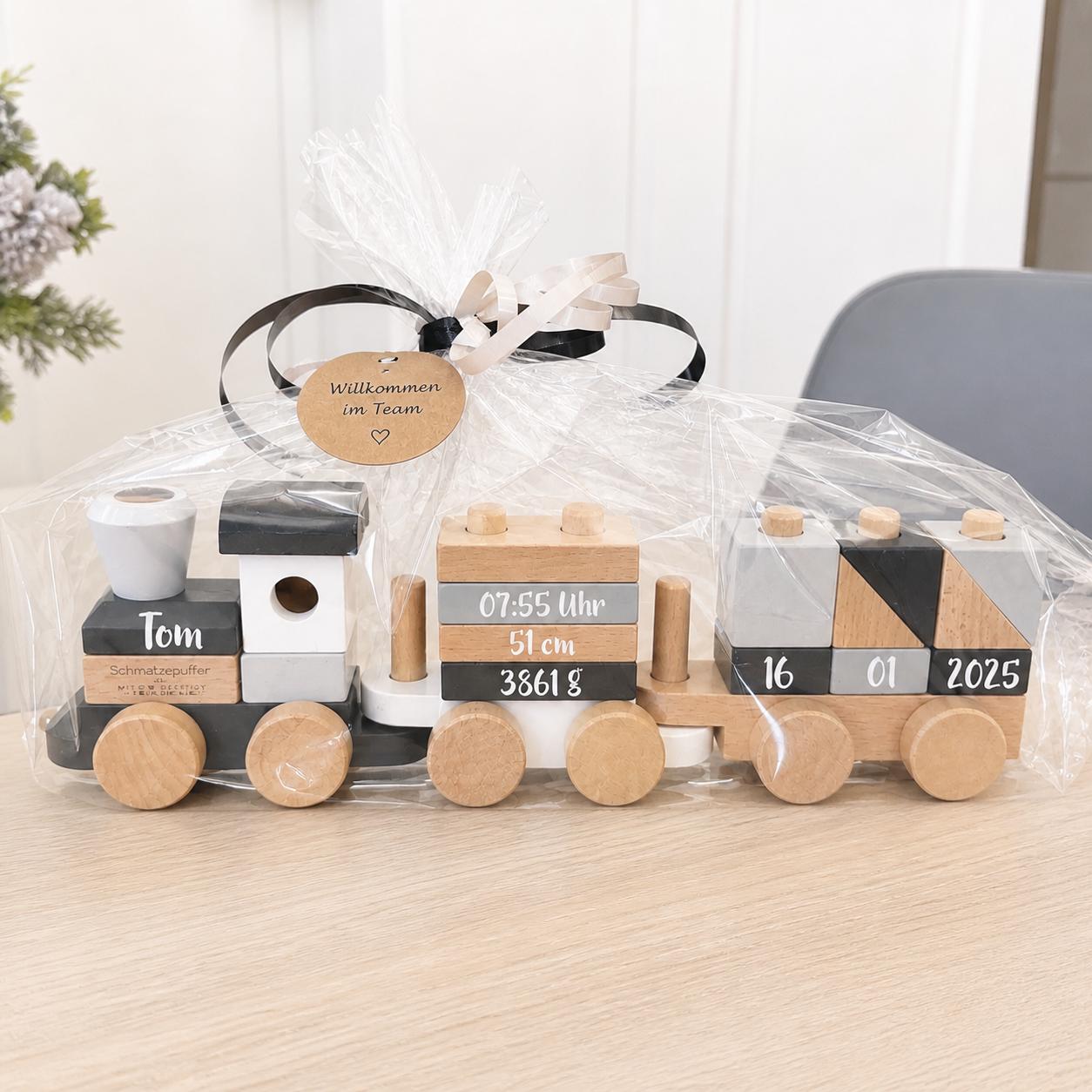 Personalisierter Holzzug zur Geburt mit Name und Geburtsdaten. Hochwertiges Babygeschenk mit Geburtsdatum, Uhrzeit, Größe und Gewicht als bleibende Erinnerung.