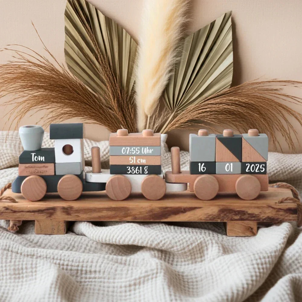 Personalisiertes Geschenk zur Geburt – Holzzug mit Name und Geburtsdaten von Schmatzepuffer