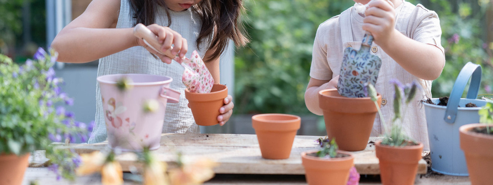 Kinder spielen mit Gartenspielzeug im Garten – Outdoor-Spielzeug für Kinder draußen