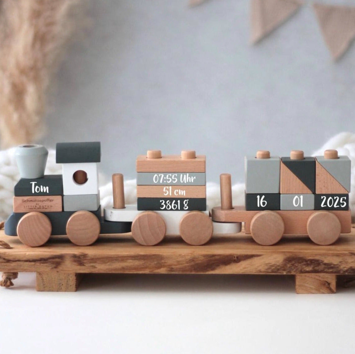 Personalisierter Holz-Zug zur Geburt mit Namen und Geburtsdaten – Holz-Eisenbahn