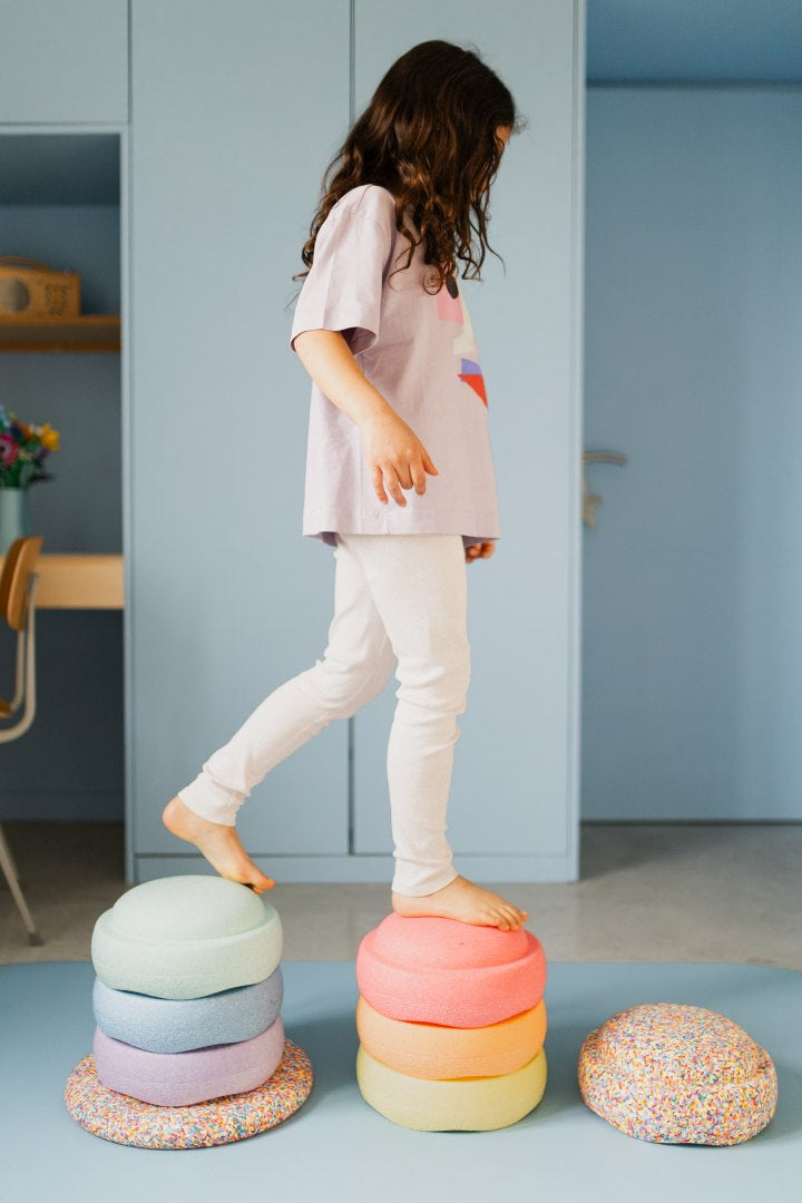 ANGEBOT-Set: Gratis Balance Board + Stapelstein Rainbow Set complete – pastel | Stapelstein