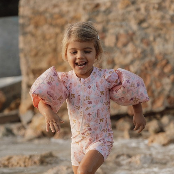 Armbands for children – safe water fun for first swimming attempts