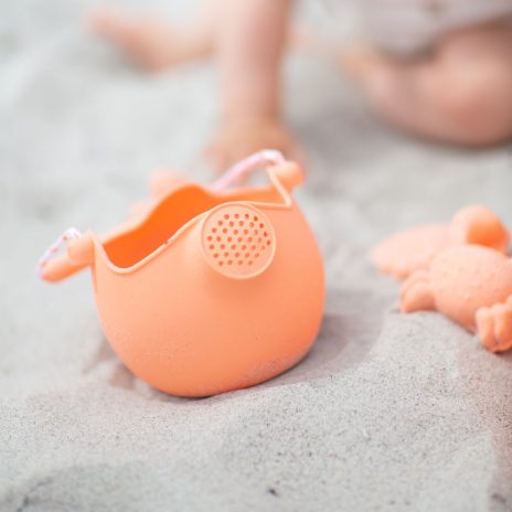 Arrosoir en silicone corail | Scrunch