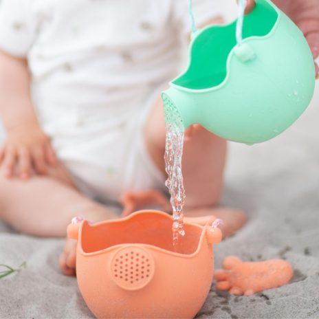 Arrosoir en silicone corail | Scrunch