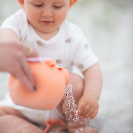 Arrosoir en silicone corail | Scrunch