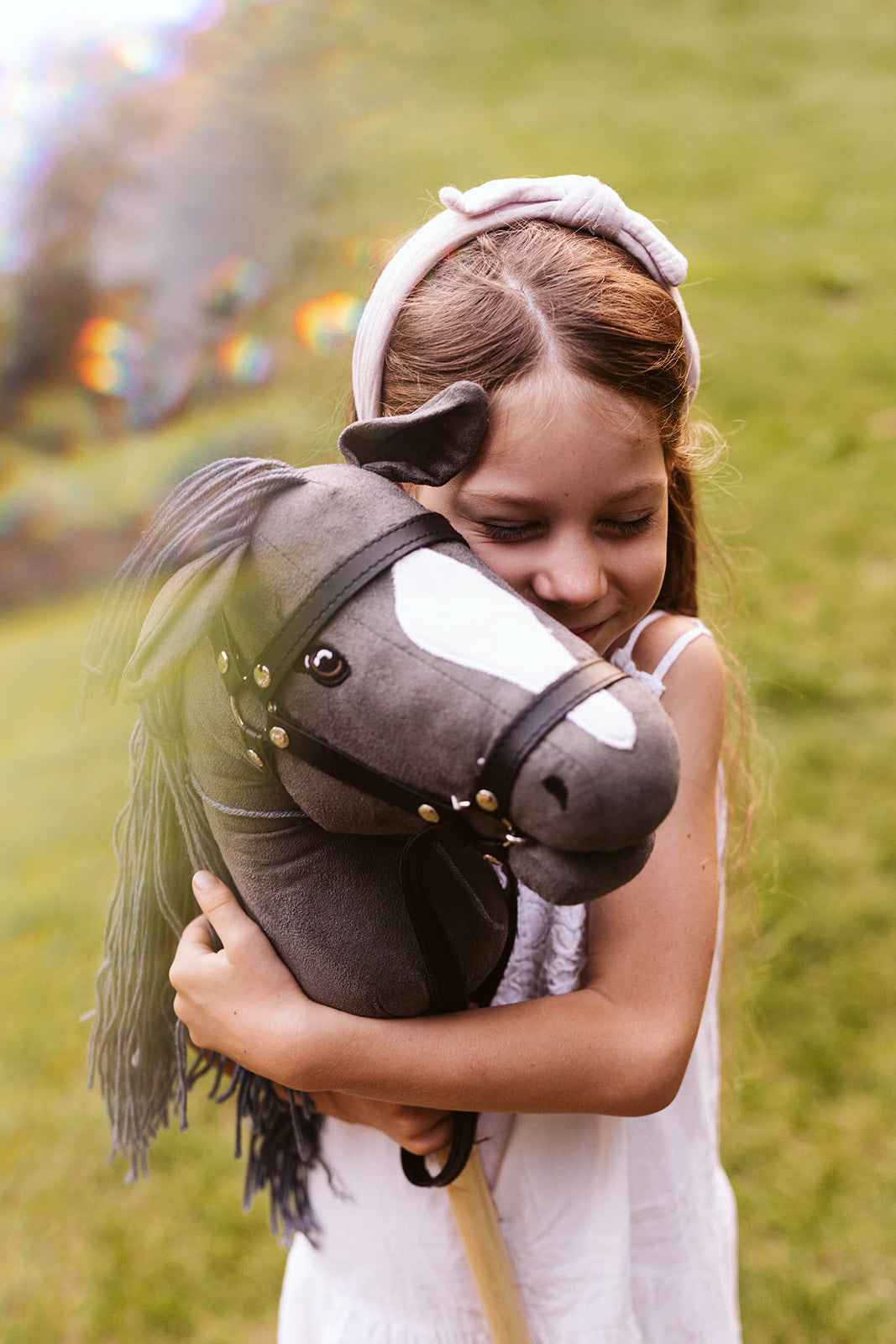 BY ASTRUP – HOBBY HORSE MIT OFFENEM MAUL (GRAU)