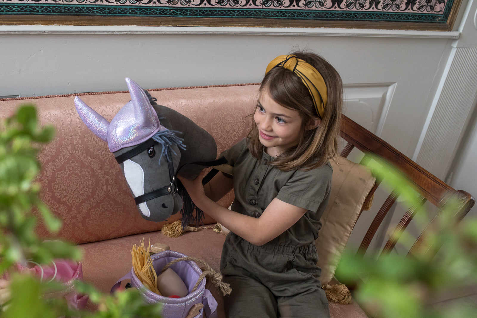 BY ASTRUP – HOBBY HORSE MIT OFFENEM MAUL (GRAU)