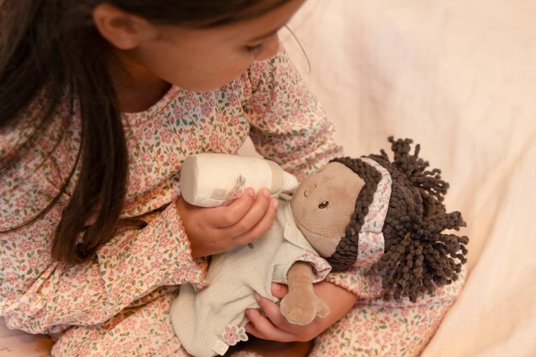 Babypuppe Evi im Körbchen | Little Dutch