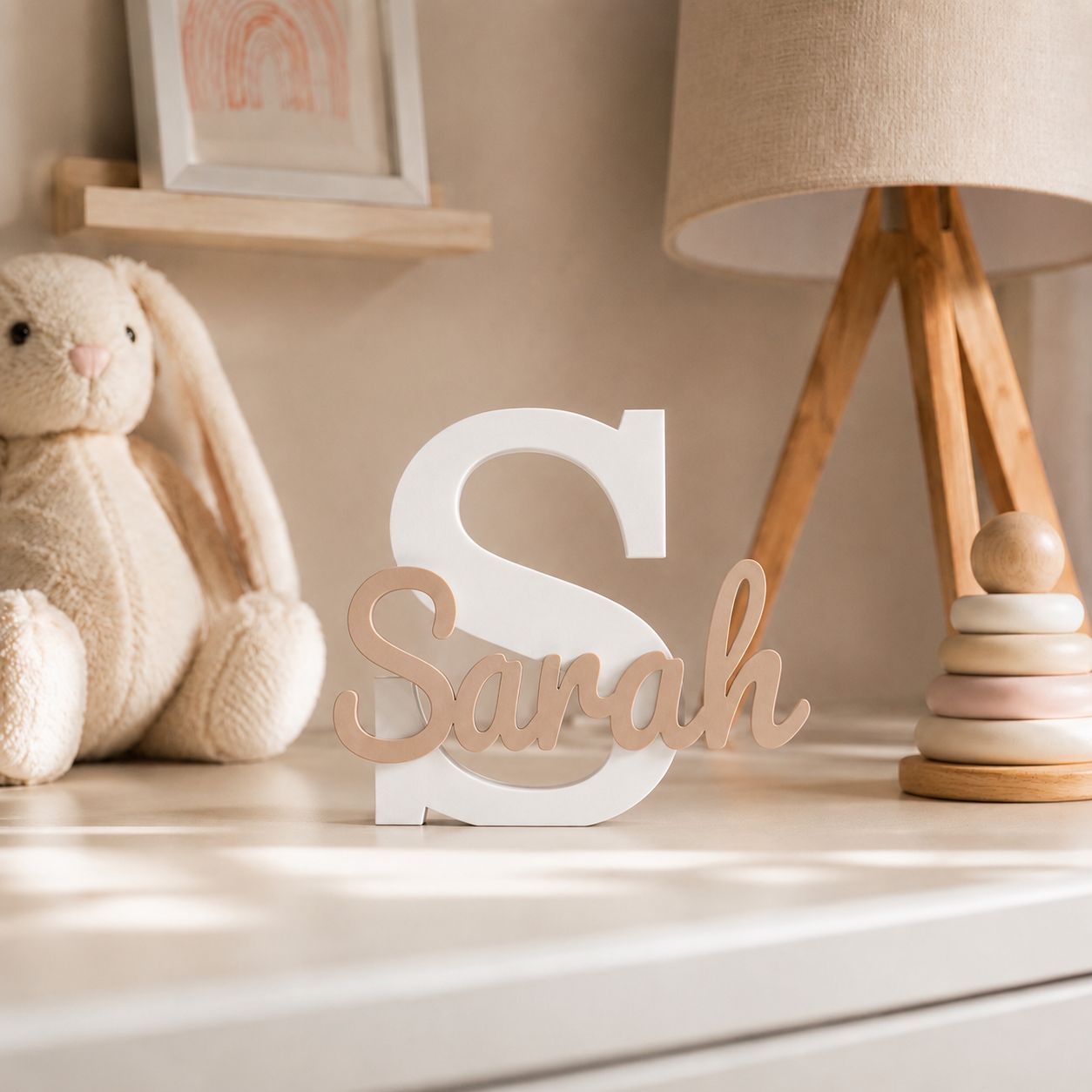 personalisiertes-3d-namensschild-sarah-weisser-buchstabe-beige-sand-kinderzimmer-deko