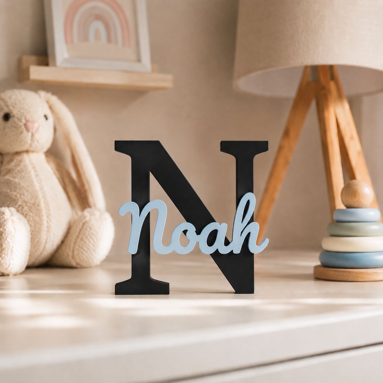 Personalisiertes Kinderzimmer Namensschild Noah mit schwarzem Anfangsbuchstaben und hellblauem Schriftzug