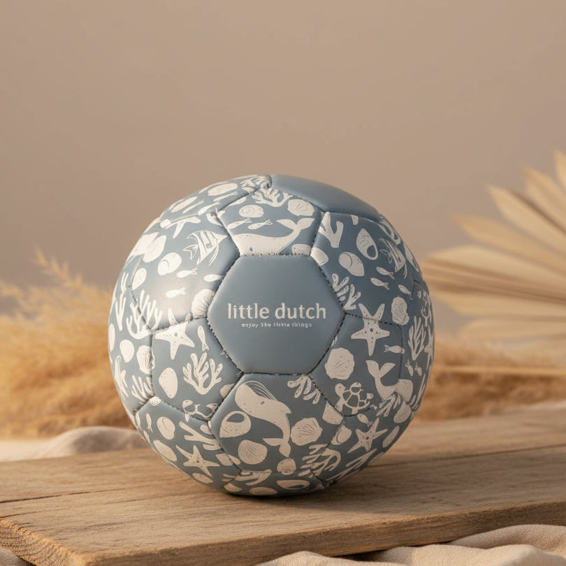 Weicher Babyball in Blau mit liebevollen Motiven, ideal als erstes Spielzeug zur Förderung der Motorik und als Geschenk für Babys