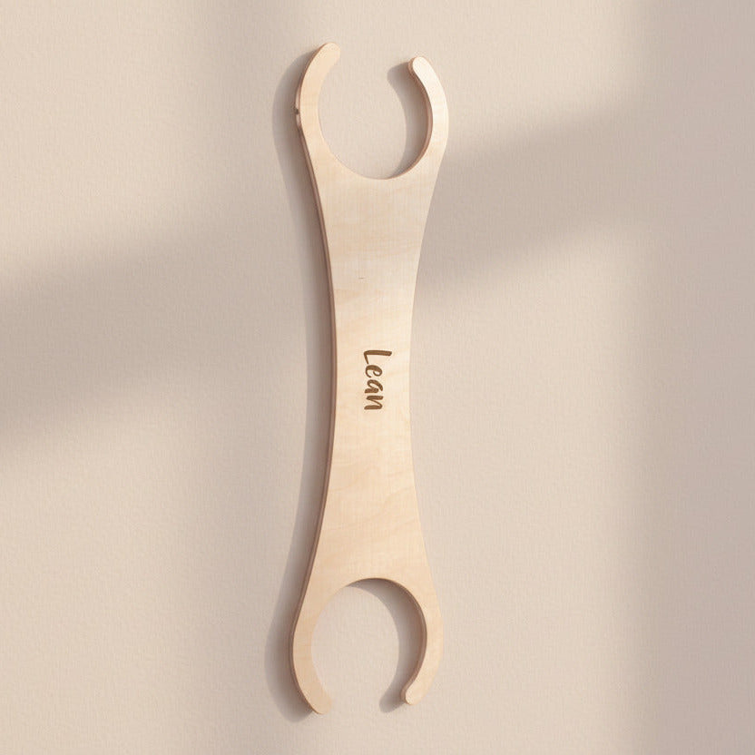 Personalisiertes tiSsi Balance Board geschwungen aus Holz mit Name Lean für Kinder, ideal für Balance, Motorik und aktives Spielen