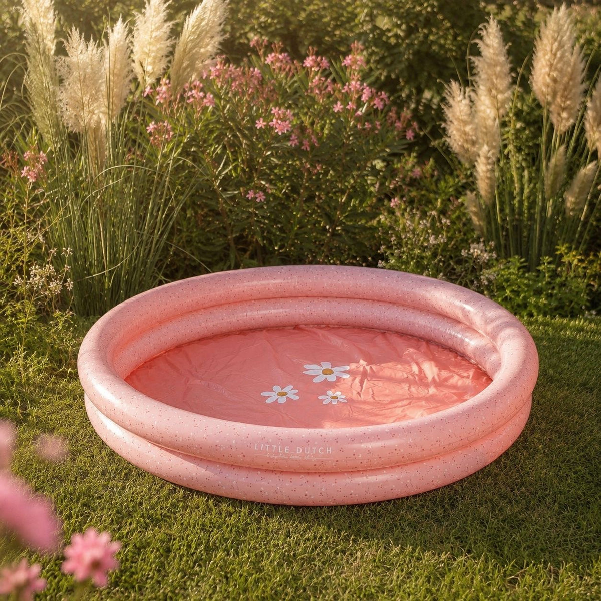 Großer rosa Kinderpool für heiße Sommertage im Garten