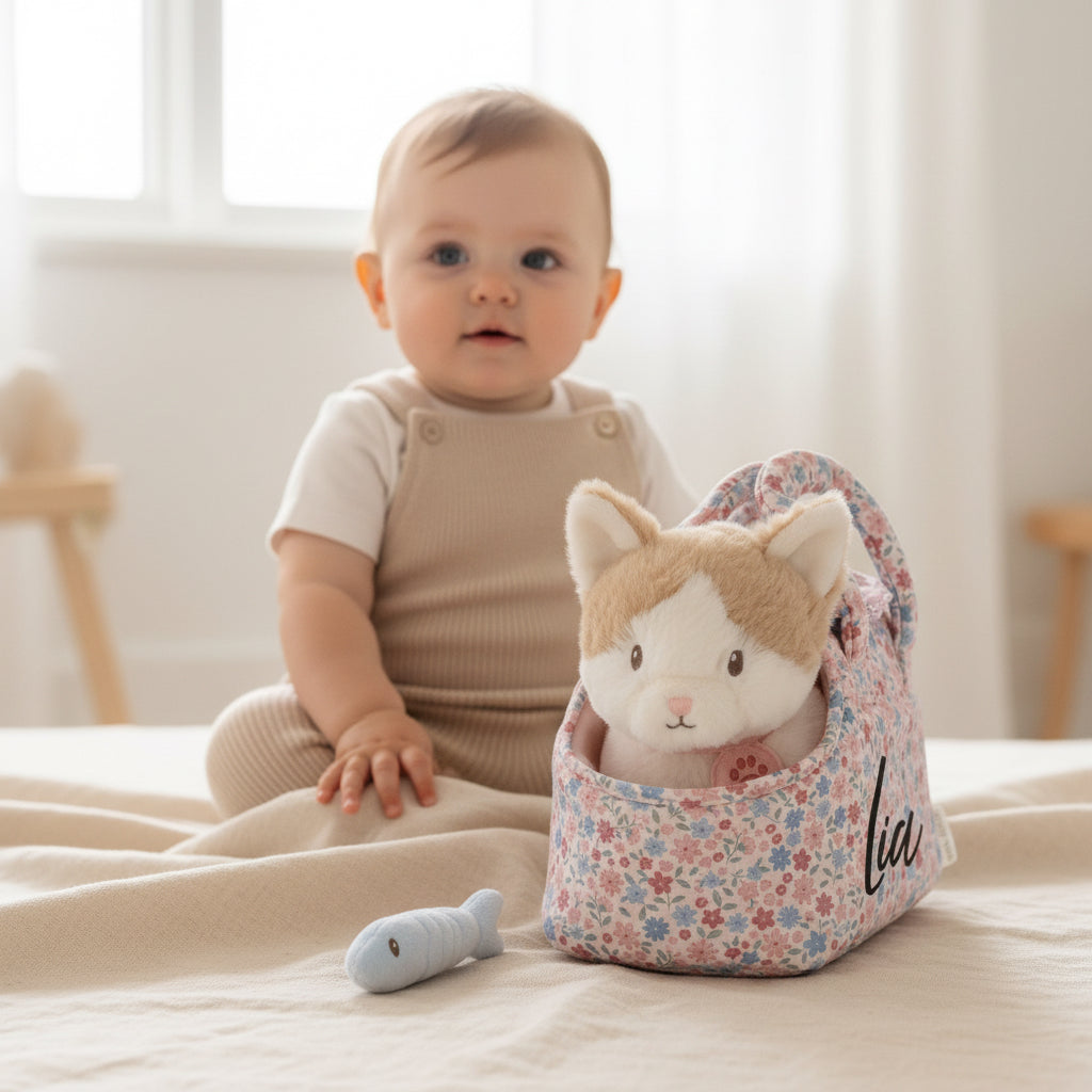 Personalisierte Kuscheltier Katze im Kinder-Rucksack mit Name als Geschenk zur Geburt oder Babygeschenk – personalisiert bei Schmatzepuffer
